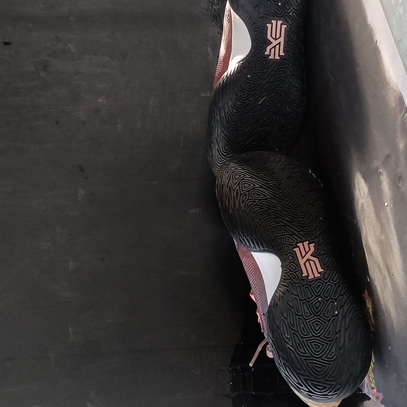 Unisex 9.5 kyrie Flytrap4 - Picture 6 of 8